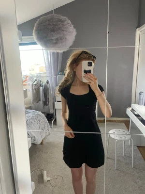 Svart tyg klänning - Väldigt snygg