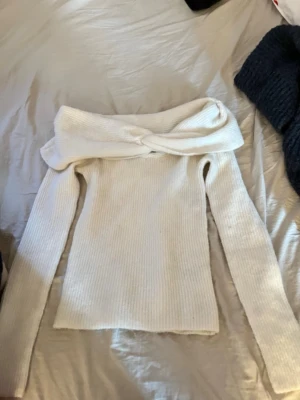 Vit off shoulder stickad tröja - Säljer en vit off shoulder tröja från HM, har använt den 1 gång. Ingenting som sticks eller så och den är i storlek xs.