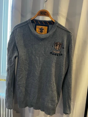Grå stickad tröja från Morris - Grå stickad tröja från Morris i storlek M