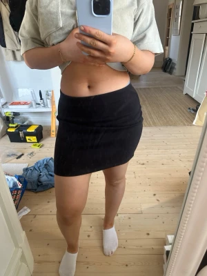 Kortare kjol - Kjol från hm, kortare modell! Super skönt material 🤞