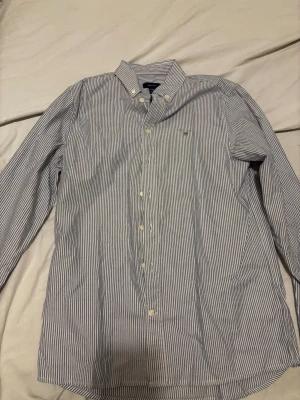 Gant skjorta  - En jätte snygg och stilren skjorta från Gant, perfekt för dig som älskar bekväma eleganta kläder☺️💞