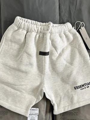 Essentials shorts  - Hej. Säljer ett par oanvända essentials shorts. Storlek M. Skriv för mer detaljerade bilder 