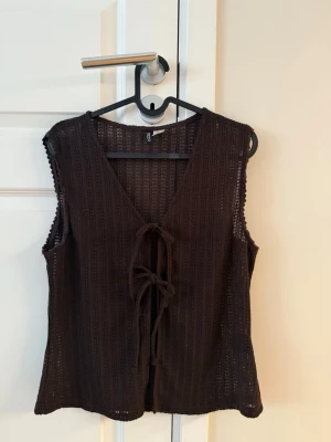 Brun topp - Topp från H&M med knytning fram. Supersöt till sommaren. Storlek L, men lite liten i storlek tycker jag!