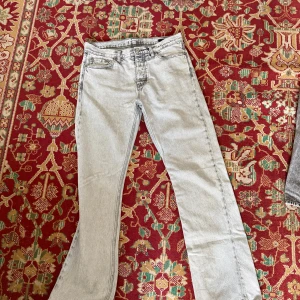 Ljusgrå jeans från HOPE, storlek 30 - Säljer ett par ljusgrå jeans från HOPE i modellen Rush Jeans. Byxorna har klassisk femficksdesign, raka ben och normal passform. Perfekta för dig som gillar stilrena och enkla jeans med en modern touch. var för stor så måste sälja