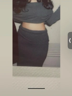 Mörkgrå set  - Perfekt för dig som vill ha en stilren och bekväm look. Toppens material känns mjukt och stretchigt.