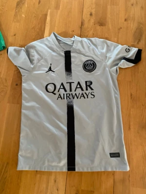 PSG x Jordan ljusgrå fotbollströja - PSG 3dje ställ mbappé trycket lossnat bak