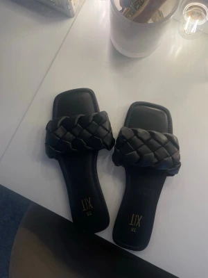 Svarta tofflor - Jättefina svarta tofflor, slip-ins, som knappt är använda. Säljer pågrund av att de inte passar längre. Perfekta till sommaren💞💞