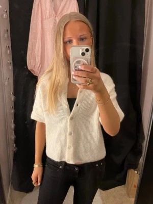 Vit stickad tshirt  - Vit stickad tshirt från Ginatricot i storlek S! Aldrig använd så materialet är som nytt!