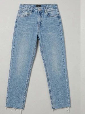 Ljusblå raka jeans från Vero Moda - Snygga ljusblå jeans med rak passform och trendig rå kant nertill. Klassisk femficksmodell med hög midja och dragkedja. Jeansen är tillverkade i denim och har en avslappnad vibe, perfekta till sneakers eller boots. Material 50% organisk bomull enligt etiketen, 49 bomull och 1% elastane. Som Nya. Kan skickas omgående.