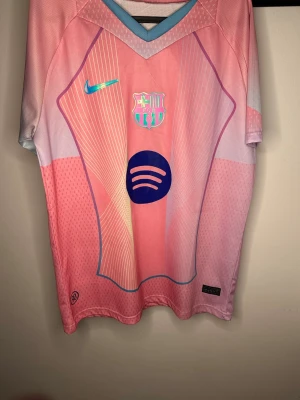 FC Barcelona - Är du sugen på en fotbollströja? Ja just nu så säljer jag en fotbollströja som är Speical Edition från 25/26. perfekt till dig som gillar Barca och inför sommaren. Tröjan är storlek S👕