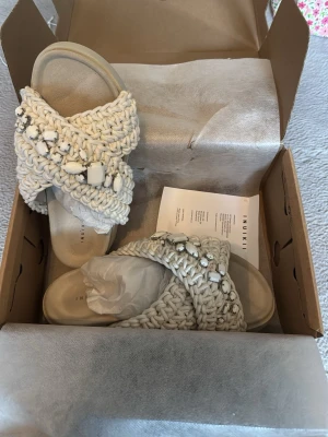 Vita stickade sandaler Inuikii - Säljer pågrund av att det är förstora. Har använt ute två gånger och köpte de i vintras. Ser helt nya ut