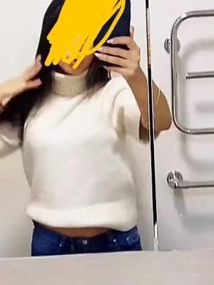 Beige stickad polotröja - Säljer en stickad polotröja med korta ärmar. Passar bra den är inte stor i storleken. 