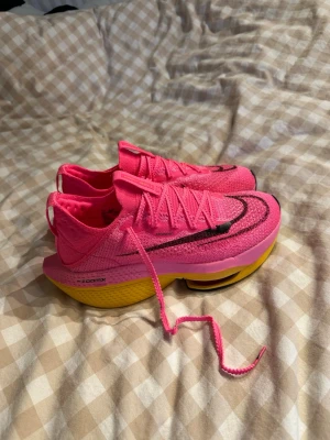 Nike Alphafly 2 ZoomX Rosa/Svart - Nike Alphafly 2 ZoomX Rosa/Svart. Storlek 41 i nyskick, kartong finns inte kvar