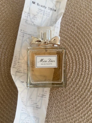 Miss Dior parfym  - Ca 70% av parfymen kvar. 1560kr nypris köpt i NK. Kvitto medföljer 