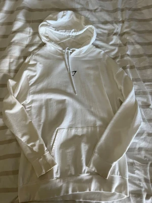 Gymshark hoodie - Hej! Säljer denna hoodie från Gymshark då den inte kommer till användning längre. Den är i mycket bra skick och endast använd fåtal gånger. Den är större till storleken och tyget är hyfsat tunnt så passar perfekt att träna i! 