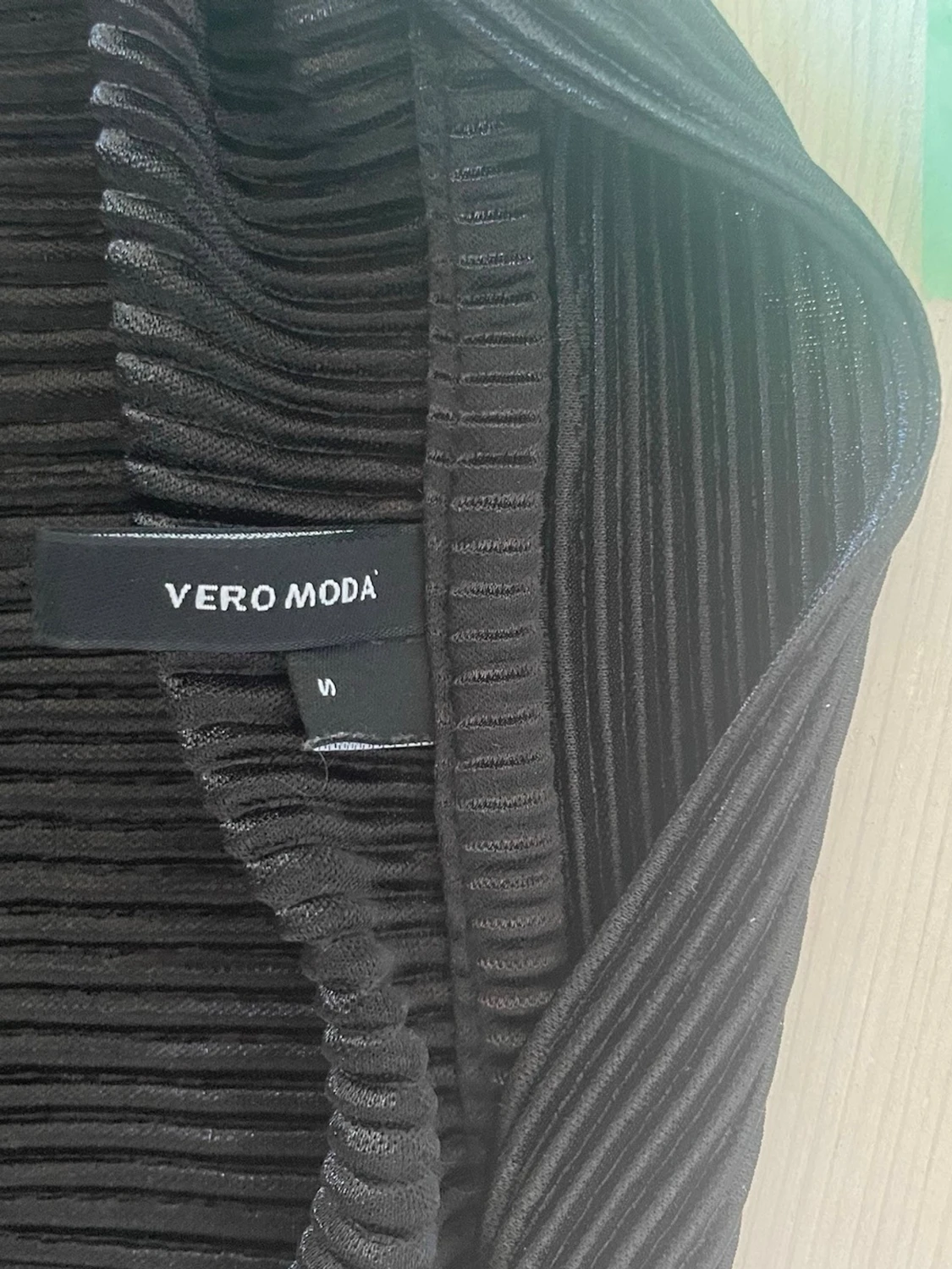 Svart blus med smala vita ränder - 1