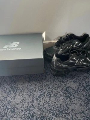 Svarta New Balance 2002R sneakers helt Nya  - Säljer ett par svarta New Balance 2002R sneakers med vita detaljer och klassisk N-logga på sidan. Skorna har en sportig design, mesh och syntetmaterial i ovandelen samt bekväm sula. Perfekta för dig som gillar streetwear och snygga detaljer.