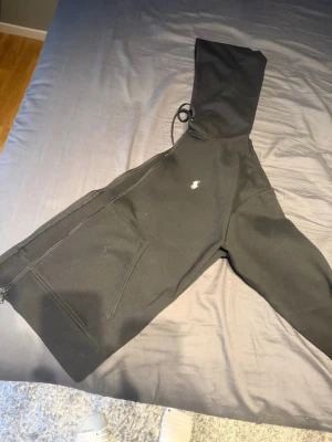 Ralph Lauren hoodie - Storlek L/xl. Rabbat finns om man köper båda. En är svart och den andra grå. Dom är i nytt skick och är väldigt litet använd om alls. Kom och köp. 