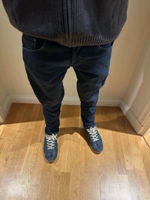 Dondup jeans - Snygga mörkblå slim fit jeans från dondup med klassisk femficksdesign och diskret logga på bakfickan. Jeansen har en modern passform och är perfekta för en avslappnad men trendig stil. Materialet är mjukt och stretchigt för extra komfort.