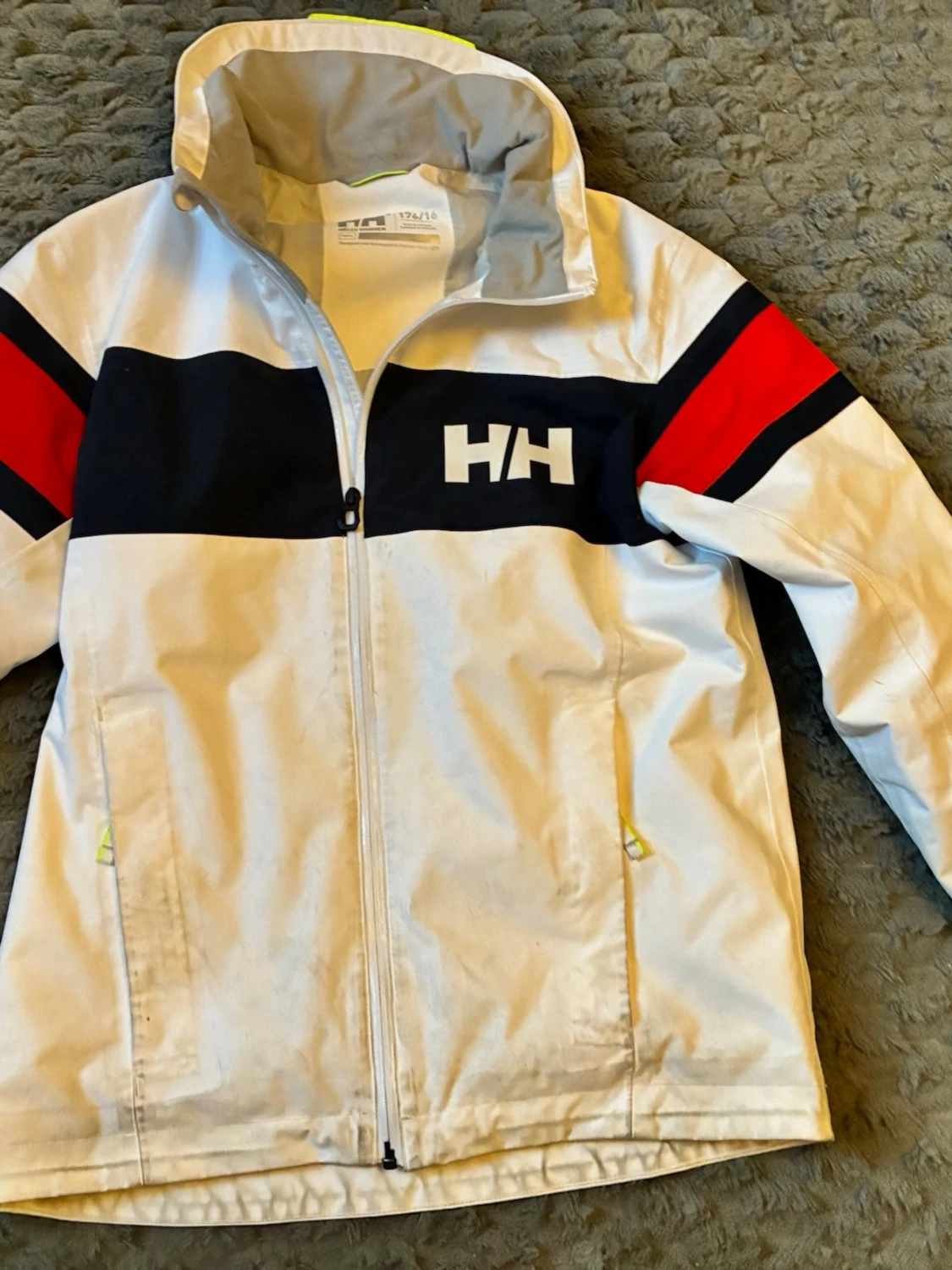 Vit Helly Hansen vindjacka med röd detalj