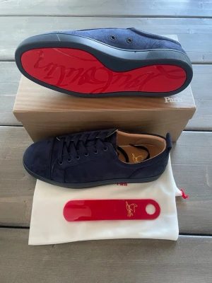 Loubs/louboutin skor - Ett par riktigt feta Loubs även kallade louboutins i färgen mörkblå. De är storlek 42 men kan möjligtvis passa en storlek upp och ned. Det är helt nya, bara skriva vid fundering eller köpa direkt så fraktar jag inom 24h!📦🚚