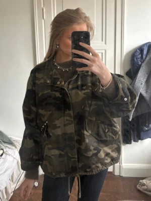 Jättesnygg militärjacka med nitar  - Säljer denna snygga populära militärjacka ifrån H&M. Säljer då den inte kommer till användning. Den har jättecoola delade med nitar och man kan även dra ihop den där nere! Skriv vid frågor/fler bilder osv. Priset kan diskuteras!💕💕 storlek M men passar även S, beroende på hur man vill ha den!💕
