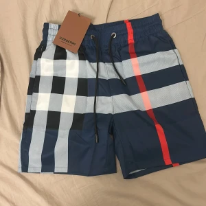 Blåa Burberry badshorts  - Hej! Säljer nu mina fina burberry badbyxor. Storlek M men sitter mer som en S därav säljer jag dem. Tagsen har tagits av. vid mer frågor eller funderingar är det bara att höra av sig. 