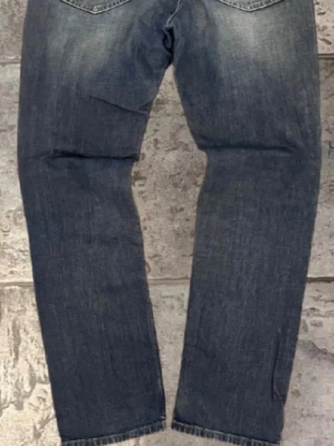 Mörkblå raka jeans med slitningar - 1