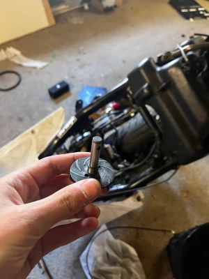 Svart impeller till moped - Säljer en svart impeller till moped, tillverkad i metall och plast. Den har spiralformade blad och en axel i mitten. Perfekt för dig som behöver reservdel till kylsystemet på din moppe.
