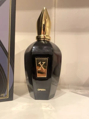 Xerjoff Opera Eau de Parfum - Lyxig parfym från Xerjoff i modellen Opera. Flaskan är svart med gulddetaljer och har en elegant,