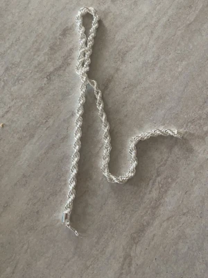 Cordell halsband  - Hej, säljer en otroligt fin Cordell halsband från  Indossa.se för 599kr och säljs nu då jag är behov av pengar  Kedjan  60cm  8mm Vitt silver alltså 925 Vid frågor och funderingar så är det bara att höra av sig 