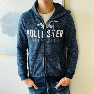 Hollister hoodie  - Snygg hollister zip hoodie i storlek S. Modellen på bilden är 190 och väger 85! Vid köp av flera erbjuder jag rabatt😊