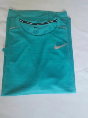 Nike TEE, DRI-FIT - Jätte skön Nike T shirt som är perfekt för sport och snygg till vardagen. Den är helt ny med prislapp. Den var för liten för mig därför säljer jag den. Den har storlek M, men är ganska tight.