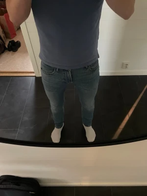 Slim fit jeans från lee - Säljer dessa rätt så oanvända jeans ifrån Lee. Dem är i modellen Luke och storleken är 28W 32L. Jag på bilden är 180 och väger ca 70