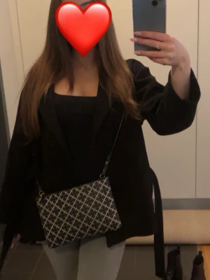 Svart kappa med knytskärp - Kort svart kappa från missäy is storlek xs ❤️har lite knopper❤️jätte snygg säljs pgr av att den inte kommer till användning 