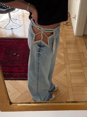 H&M x Stella McCartney  - Slutsålda jeans från H&Ms kollektion med Stella McCartney. Helt nya med lappar kvar. Storlek 40. Säljer men ser helst att byta mot ett par i storlek 38. 
