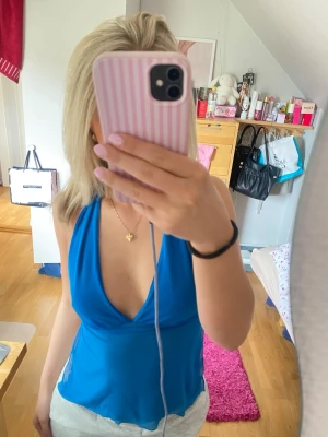 Superfin blå topp!! - Blå fest topp med öppen rygg!!💙💙