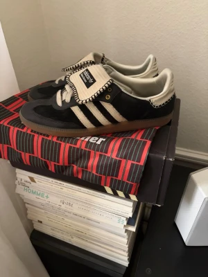 Adidas wales bonner - Säljer nu dessa urfeta adidas wales bonners som är otroligt efterfrågade och sällsynta💎skorna är i utmärkt skick och passar as bra nu till sommaren men också hela året runt. Priset inte hugget i sten 🪨 hör av dig om du har några frågor ✉️ 