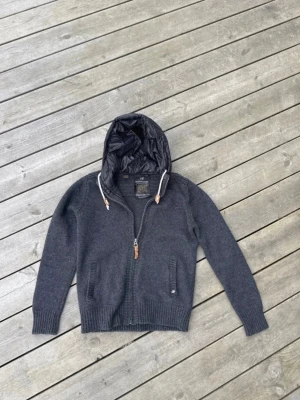 Scotch & Soda Cardigan - Säljer en unik cardigan från Scotch & Soda.  9/10 skick inga defekter. Själva tröjan är ullblandning. Storlek M, modellen är 185 cm och väger 75 kg. Tveka inte att höra av dig vid minsta fråga eller fundering 🙌🙏