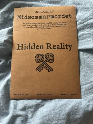 Midsommarmordet mordgåta Hidden Reality - Mordgåtan Midsommarmordet från Hidden Reality. Spelet har lätt svårighetsgrad och tar cirka 2 timmar att spela, för 2 eller fler spelare. Perfekt för dig som gillar mysterier och kluriga utmaningar. Jätte roligt spel och får verkligen en att lägga undan mobilen. Kostar 319kr på deras hemsida 