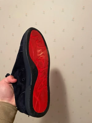 Louboutins - Säljer dessa riktigt schyssta loubs i storlek 44. Skorna är kanske inte äkta men är i riktigt bra skick. Dustbag, org box tillkommer med andra små grejer. Pris går att diskutera, skriv gärna vid funderingar! 
