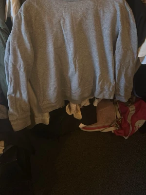 Grå basic sweatshirt - Enkel grå sweatshirt med rund hals och långa ärmar. Perfekt för en avslappnad stil och lätt att matcha med andra plagg. Mjuk och bekväm, passar året runt.