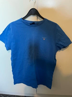 Gant t-shirt - Säljer denna T-shirten från Gant då den blivit för liten. Den är i mycket bra skick och ej använd mycket.