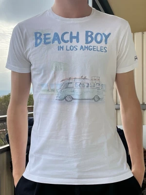 Saint Barth T shirt  - Snygg Saint Barth t shirt! Modellen på bilden är 190 och väger 85kg! Vid köp av fler kan jag erbjuda bra rabatt😊
