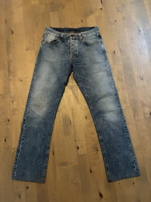 Nudie Jeans Easy Emil (discontinued) - Säljer ett par Jeans från Nudie som inte längre säljs, sällsynt modell! Storlek W30 L34 men är lite kortare. Perfekta för en avslappnad och tidlös stil.  Ställ gärna frågor om jeansen, priset går att diskutera!