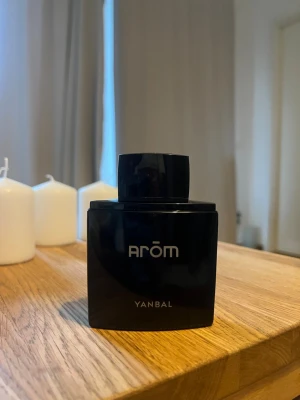 Yanbal Aróm Eau de Parfum 90ml - Yanbal Aróm Eau de Parfum i en stilren svart flaska med matchande svart lock. Parfymen kommer i en elegant svart kartong och rymmer 90 ml. Perfekt för dig som gillar exklusiva och moderna dofter. Den är från Colombia 🇨🇴 