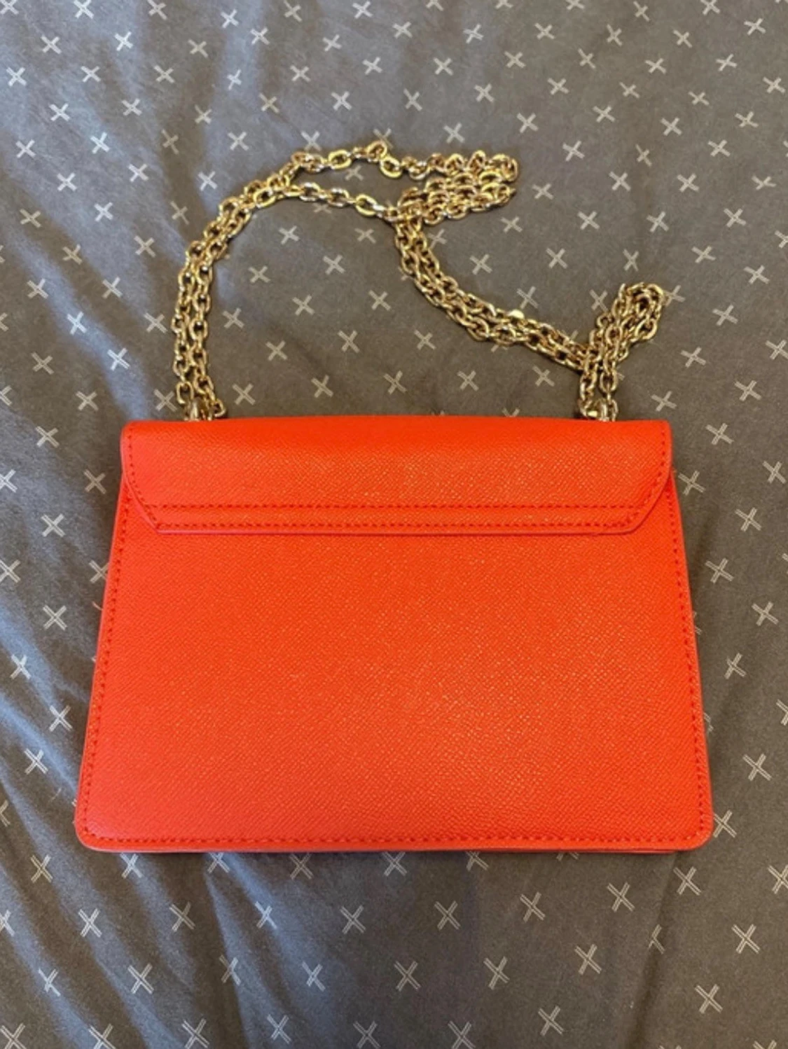 Orange axelväska med guldkedja - 1