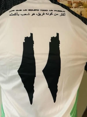 Vit t-shirt med svart tryck / s - Vit t-shirt med svart grafiskt tryck på ryggen och text upptill. T-shirten har korta ärmar och gröna detaljer på sidorna. Perfekt för dig som gillar unika och statement-plagg.. storlek s