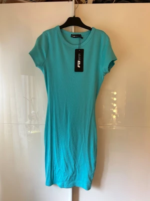 Turkos klänning - Supersnygg turkos ribbad klänning från FB Sister. Klänningen har rund halsringning och korta ärmar, perfekt nu till sommaren🩵Materialet är mjukt och stretchigt för en figursydd passform. Helt oanvänd med prislapp kvar!