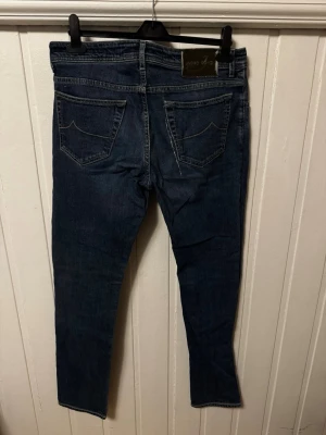 Jacob Cohën Jeans  - Snygga blåa Jacob Cohën jeans | Passar till allt | finns två lagningar på dem, en vid gylfen och en på baksidan | P095